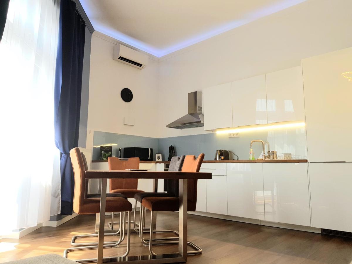 Luxurious Apartment With Balconies In Downtown Bp Budapest Exterior photo